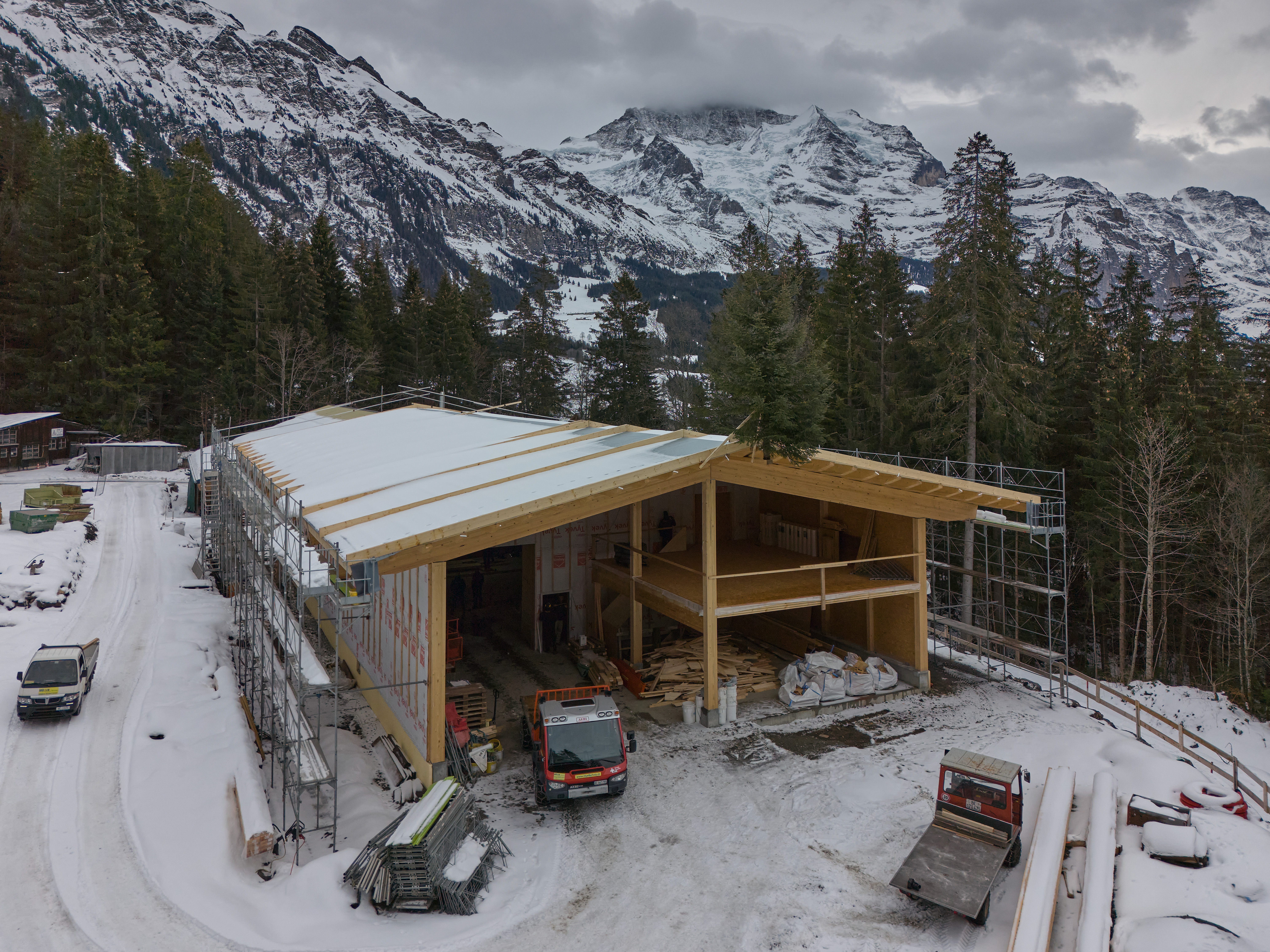 Wald Holz Mueller Holzbau Wengen Neubau Werkhalle Schweizer Berghilfe Yannick Andrea